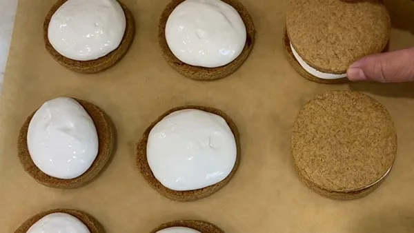 Chocolate Marshmallow Pies Add Marshmallow Filling