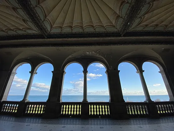 newport-mansions-at-christmas-the-breakers-loggia