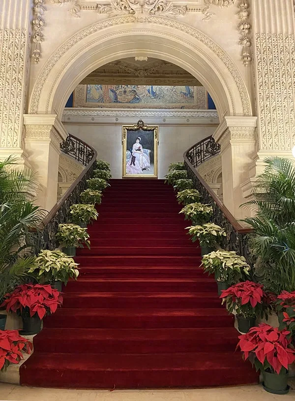 newport-mansions-at-christmas-the-breakers-staircase